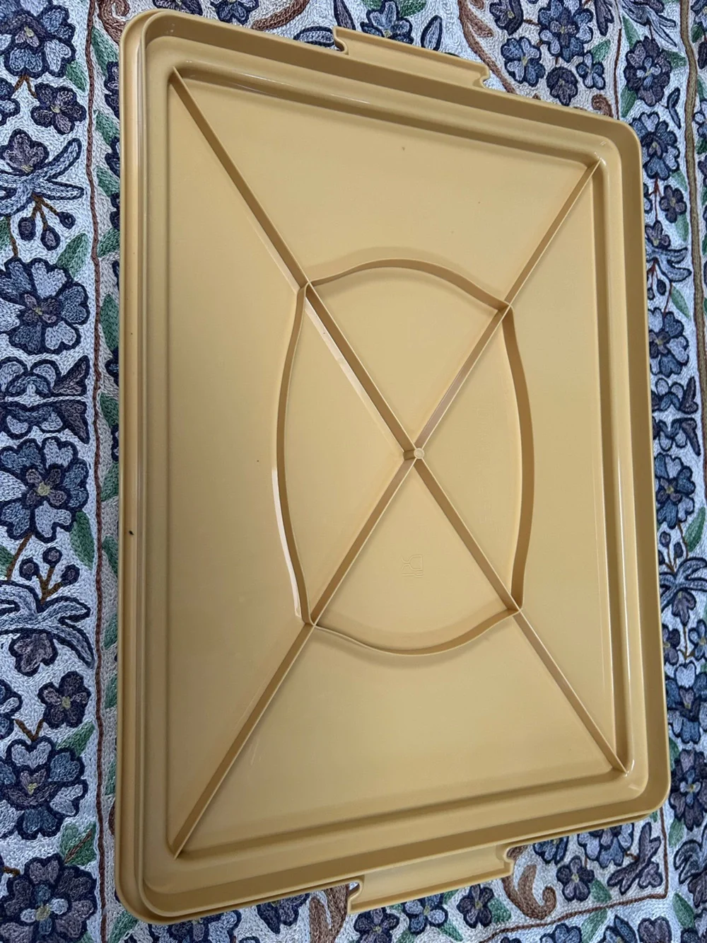 Vntg Tupperware harvest Gold Rectangular Sheet Cake Carrier. Like new. 2 piece